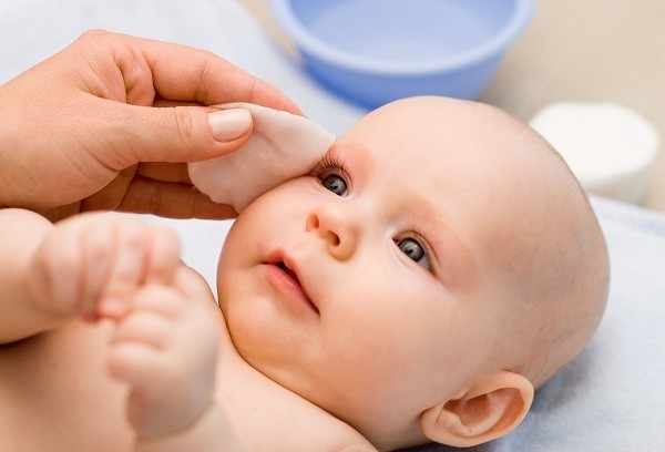 cách xử lý nhanh khi trẻ bị tinh dầu dính vào mắt